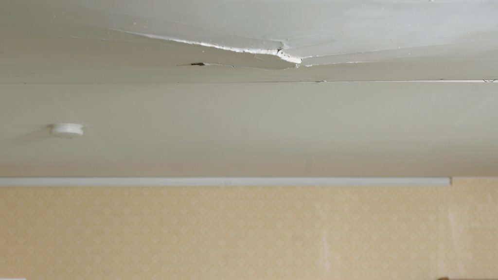 What Causes Cracks In Ceiling
